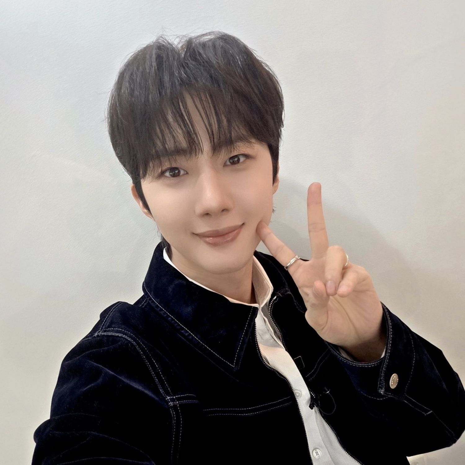 A moment captured by Hui (PENTAGON)'s fan