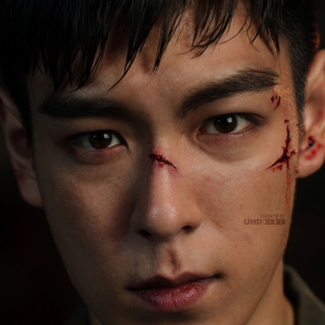 A moment captured by T.O.P's fan