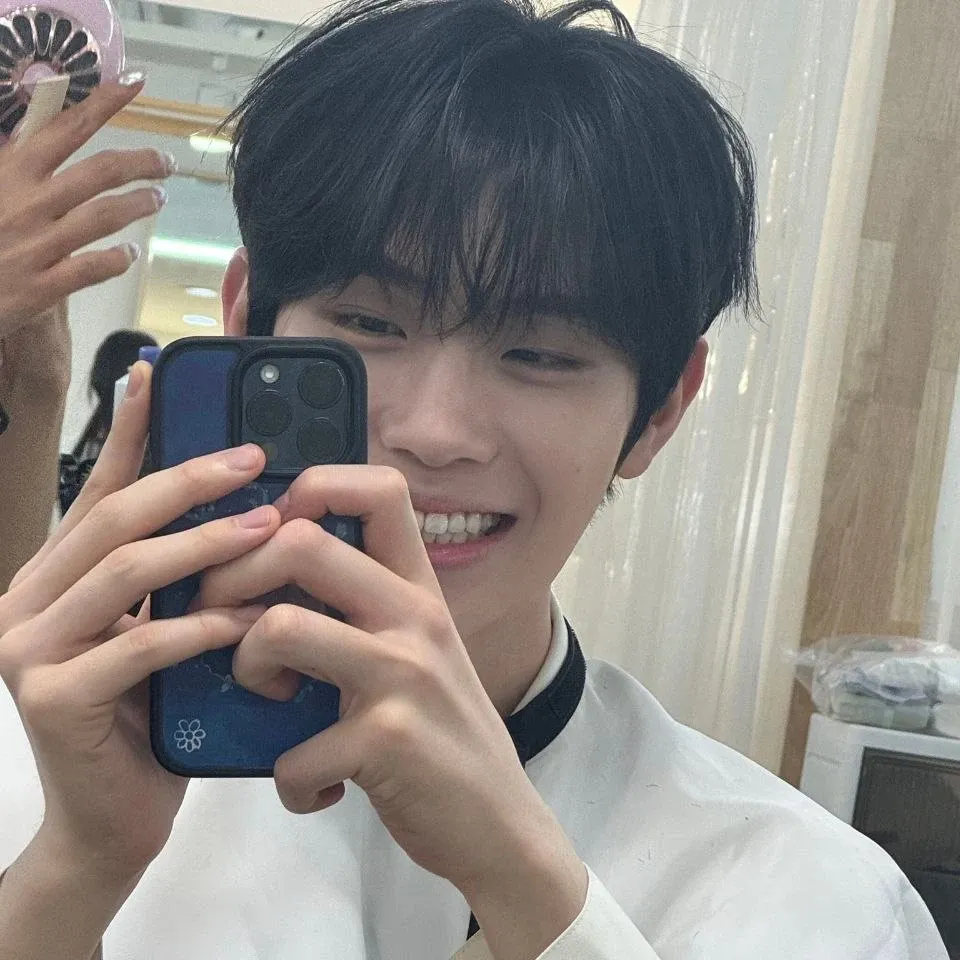 A moment captured by Kim Taerae (ZEROBASEONE)'s fan