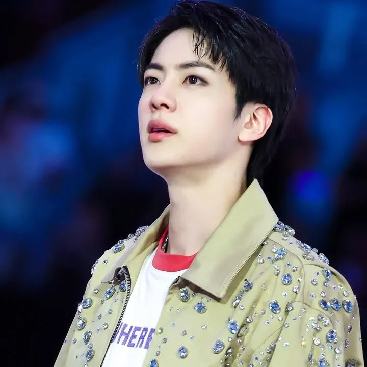 Foto aktivitas terbaru Jin (BTS)