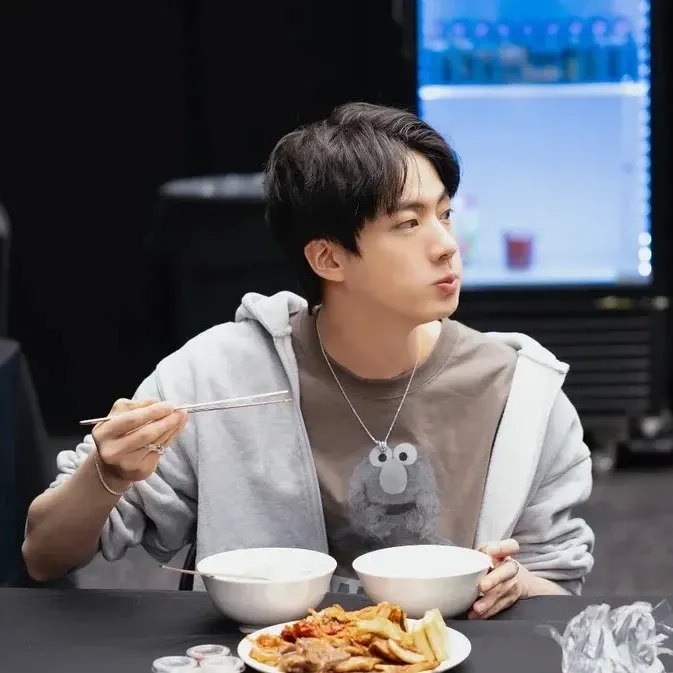 Momen yang diabadikan oleh penggemar Jin (BTS)