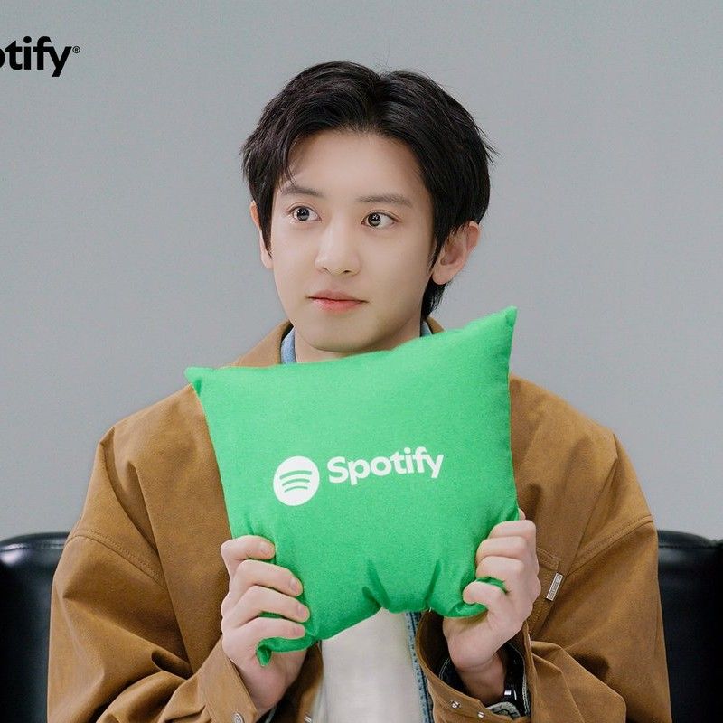 Recent activity shot of Chanyeol (EXO)