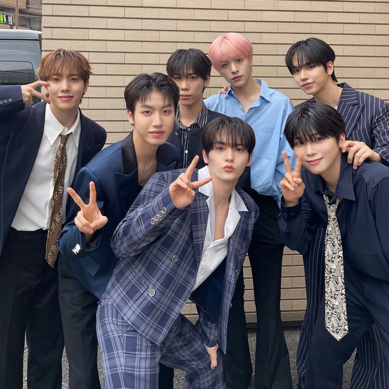 Behind-the-scenes cut of n.SSign