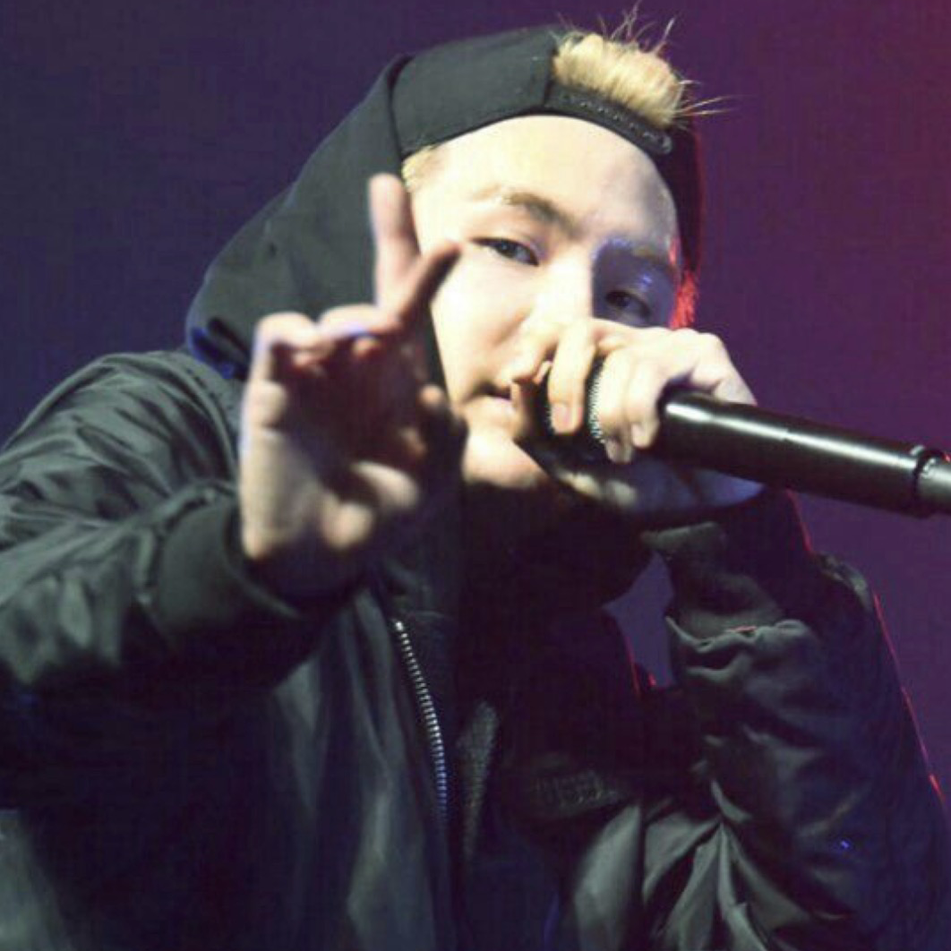 Foto aktivitas terbaru SUGA (BTS)