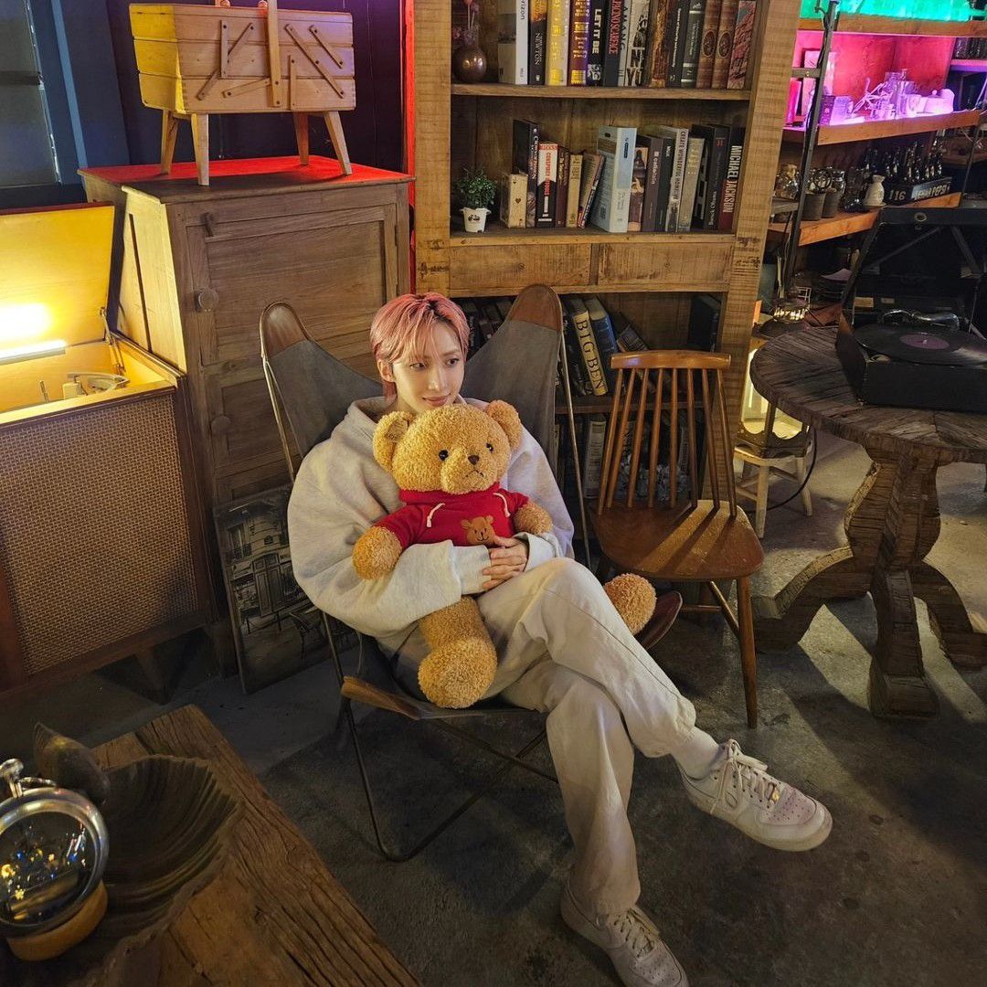 A moment captured by Hui (PENTAGON)'s fan