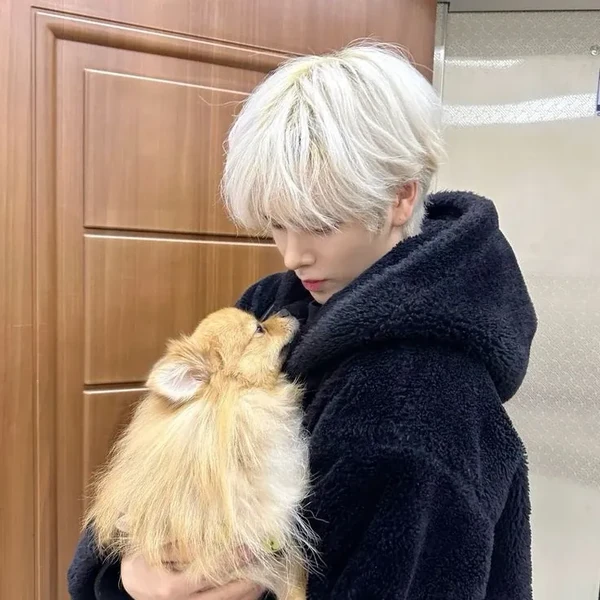 Foto perwakilan CRAVITY yang penuh pesona