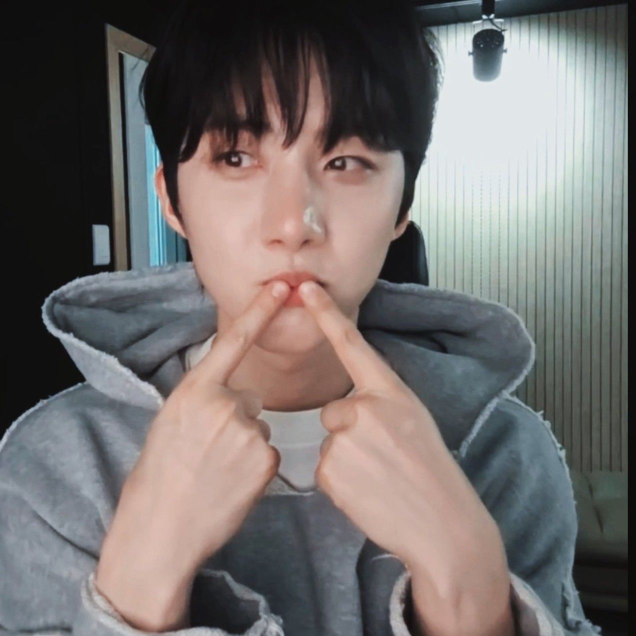 A moment captured by Hui (PENTAGON)'s fan