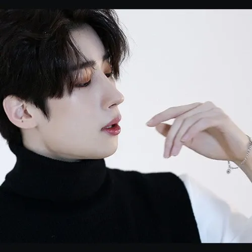 Recent activity shot of Han Seungwoo