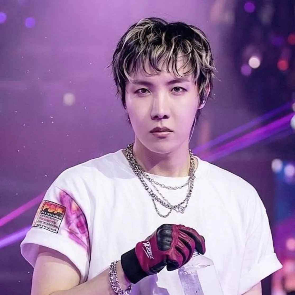 Momen yang diabadikan oleh penggemar j-hope (BTS)