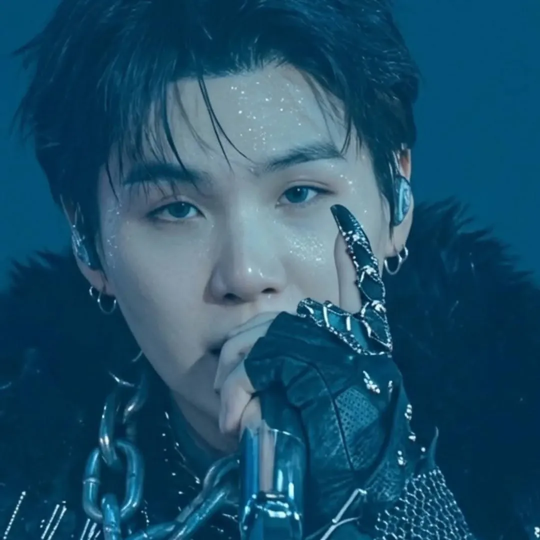 Foto aktivitas terbaru SUGA (BTS)