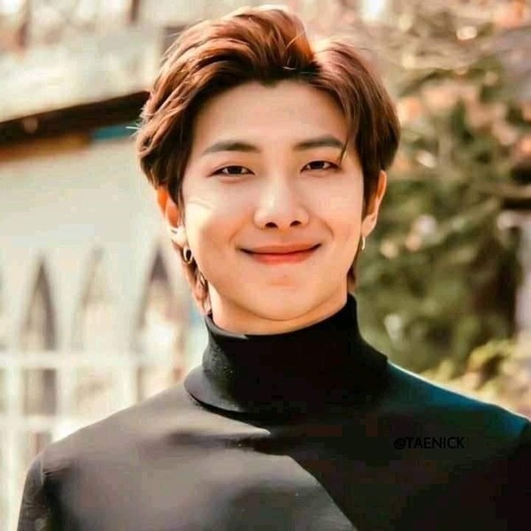 투표로 선정된 RM (방탄소년단)의 인기 프로필 이미지