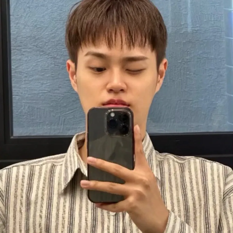 A moment captured by Lee Daehwi (AB6IX)'s fan