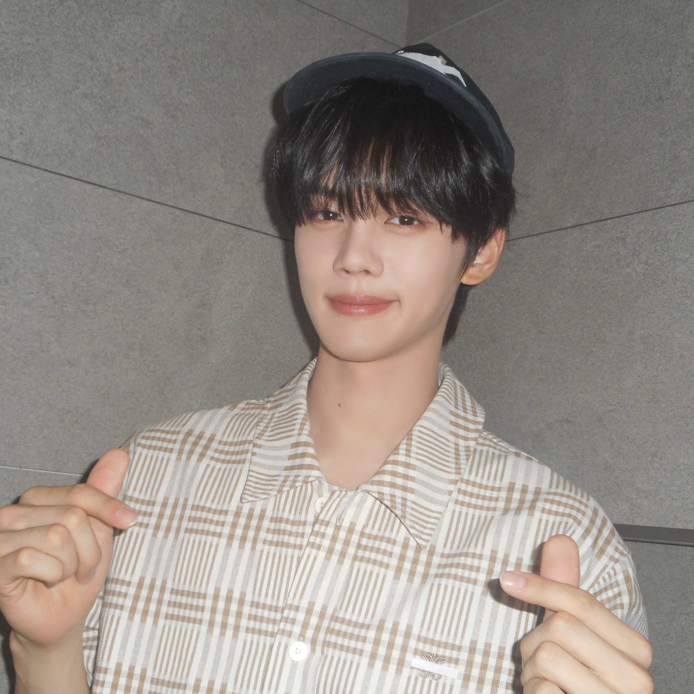 Behind-the-scenes cut of Kim Gyuvin
