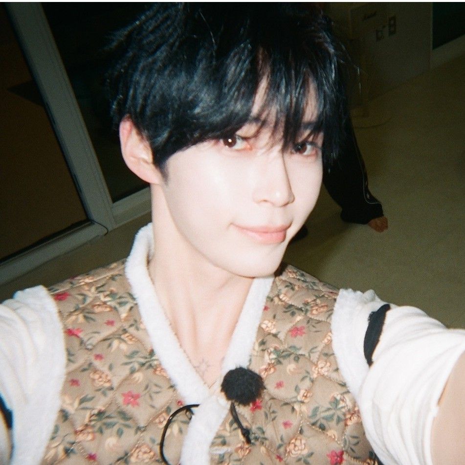 Latest photo of Sung Hanbin (ZEROBASEONE)