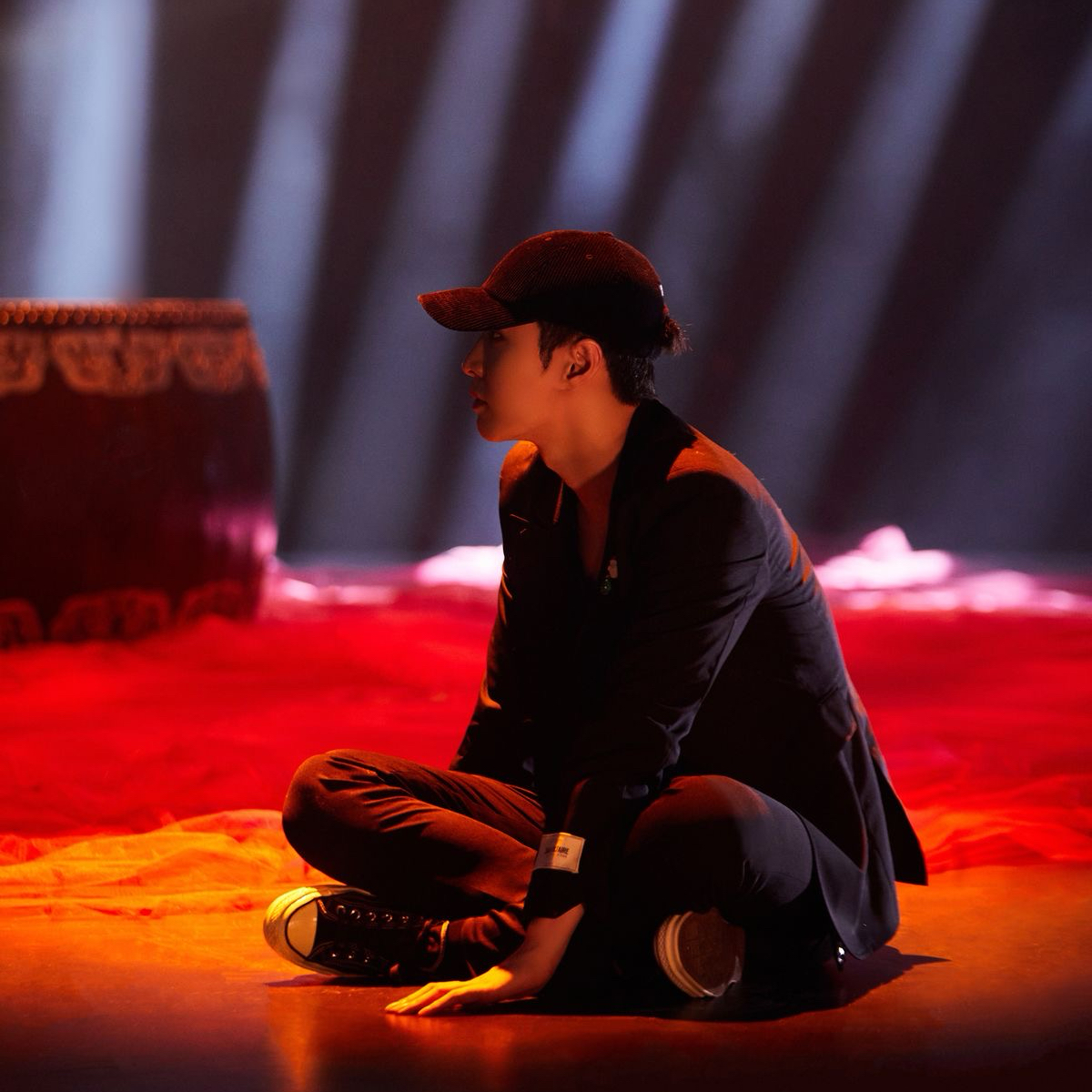 Behind-the-scenes cut of Lay (EXO)