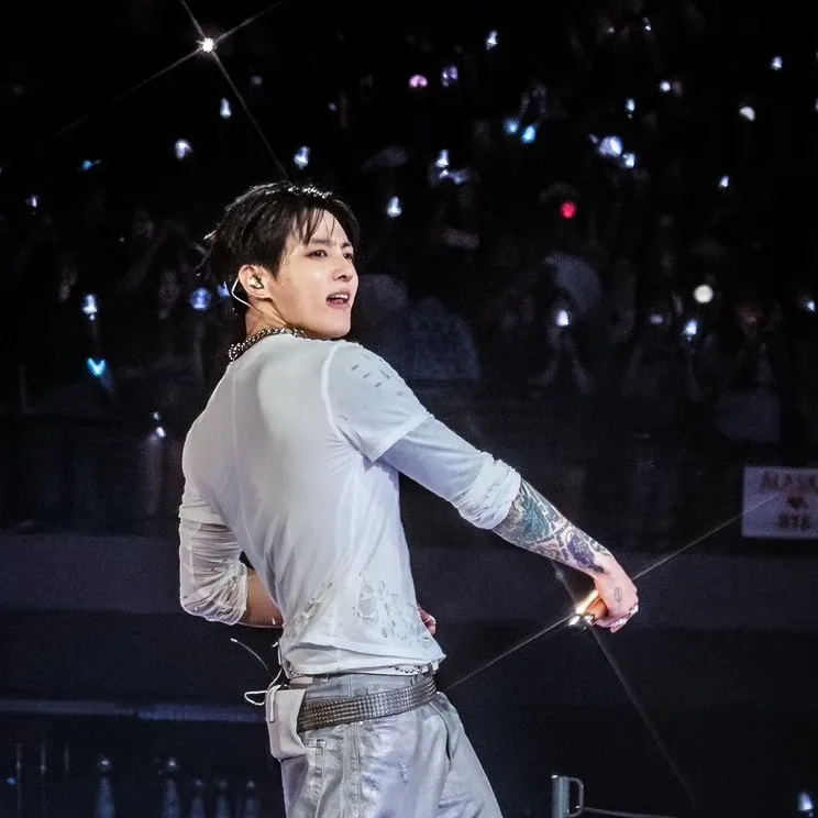 Foto aktivitas terbaru Jungkook (BTS)