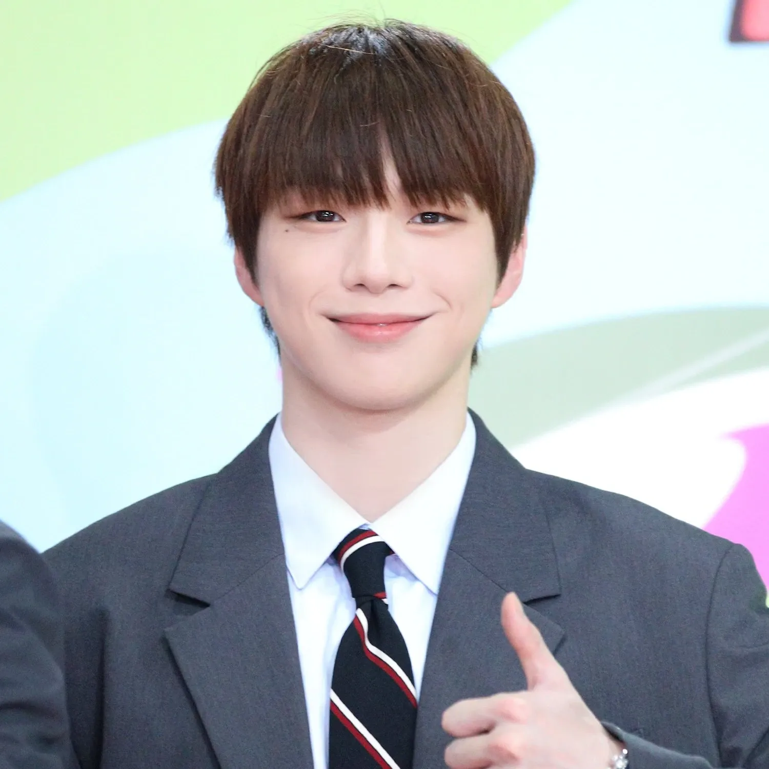 강다니엘의 비하인드 컷