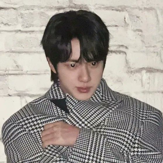 Foto aktivitas terbaru Jin (BTS)