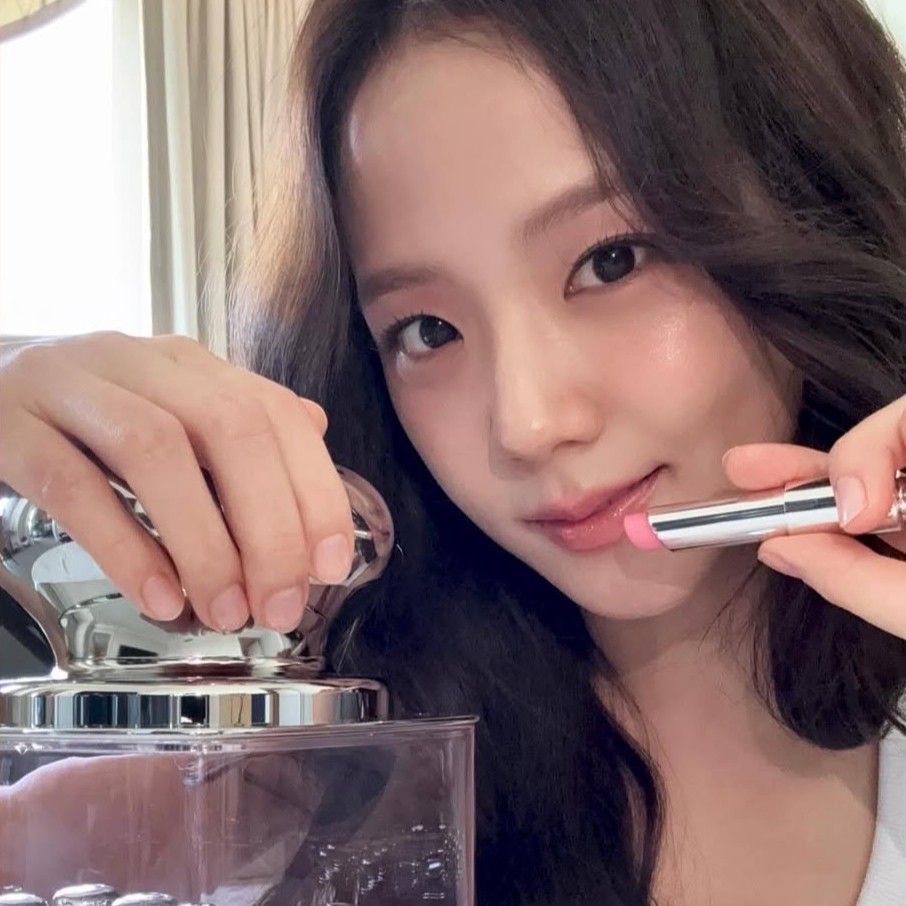 Foto aktivitas terbaru Jisoo (BLACKPINK)