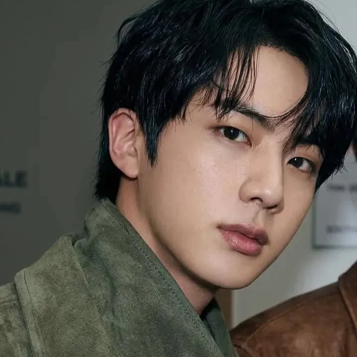 Foto aktivitas terbaru Jin (BTS)