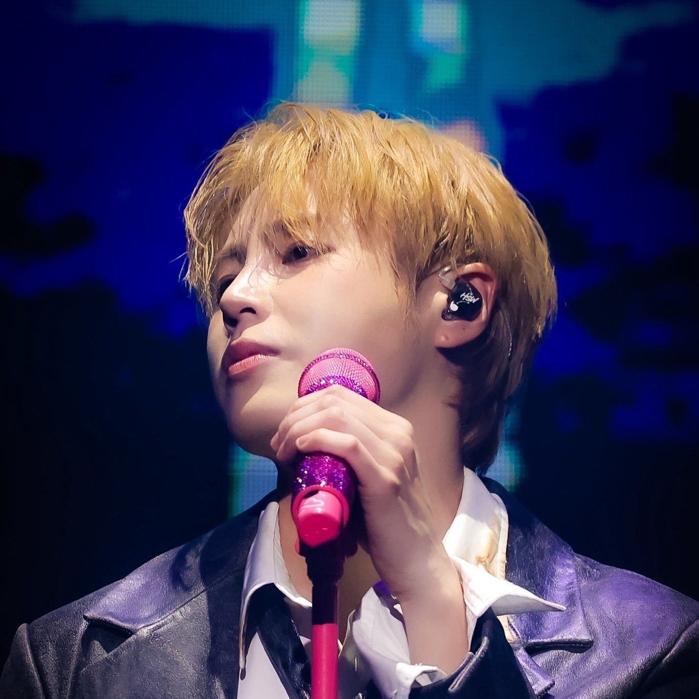 A moment captured by Ha Sungwoon's fan