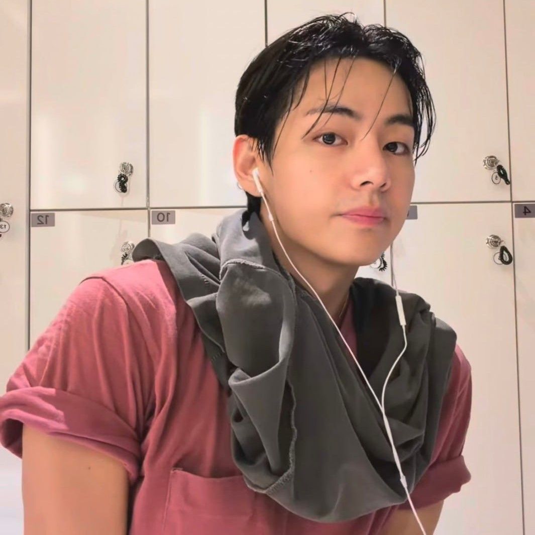 뷔 (방탄소년단) 최근 활동샷