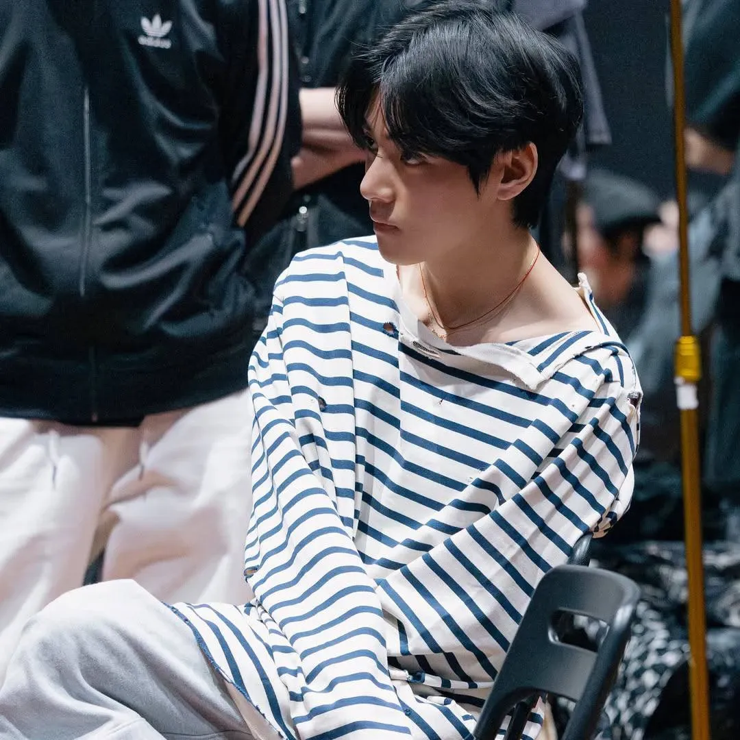 Behind-the-scenes cut of V (BTS)