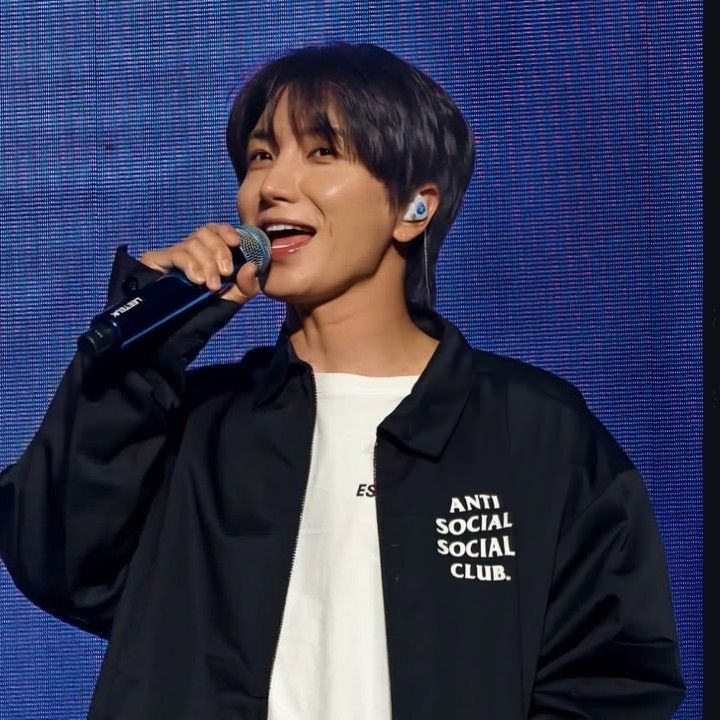 Behind-the-scenes cut of Leeteuk (Super Junior)