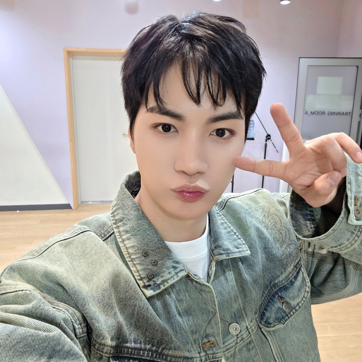 Behind-the-scenes cut of Kim Jonghyeon
