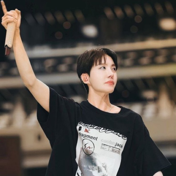 Momen yang diabadikan oleh penggemar j-hope (BTS)