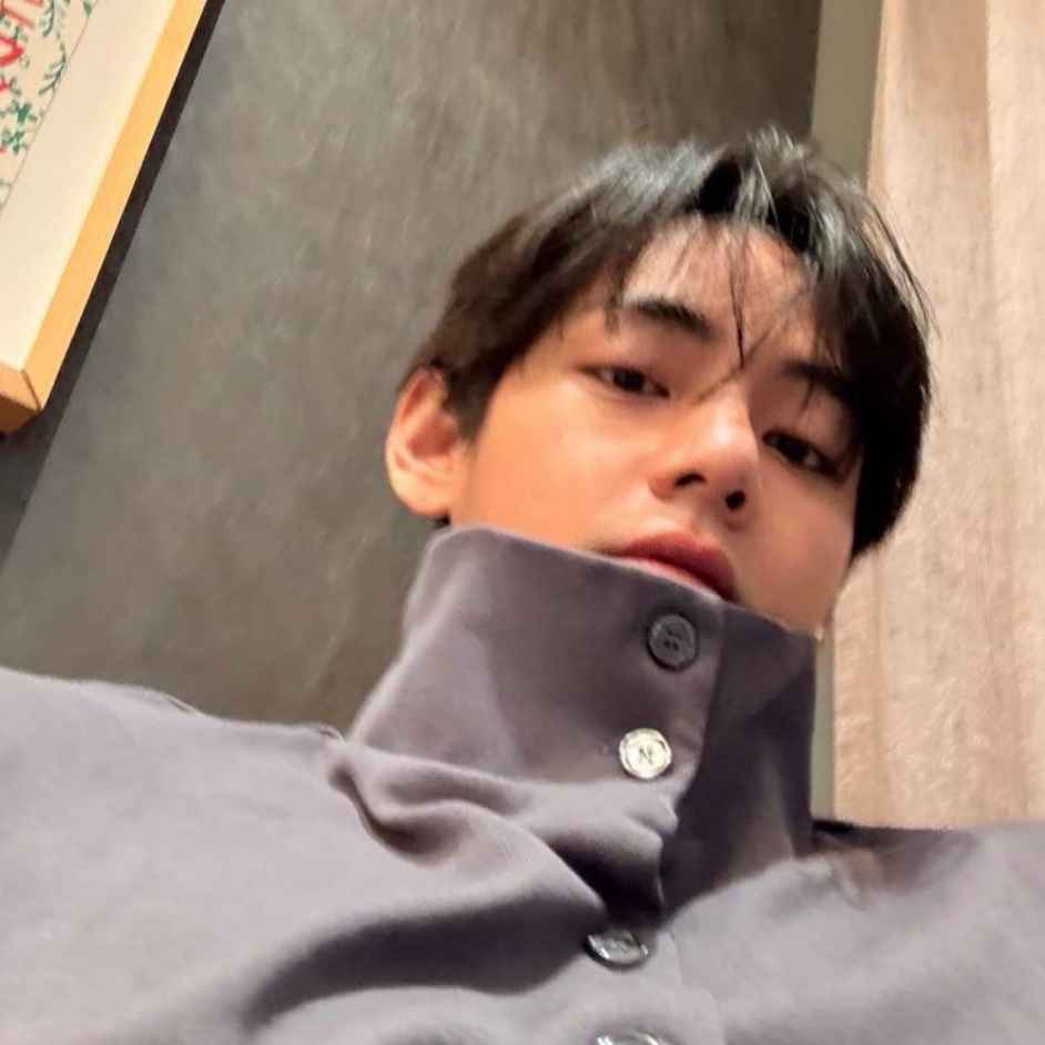 Foto aktivitas terbaru V (BTS)