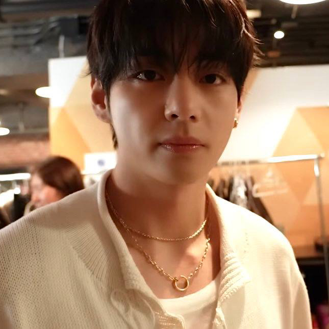 뷔 (방탄소년단)의 최신 사진