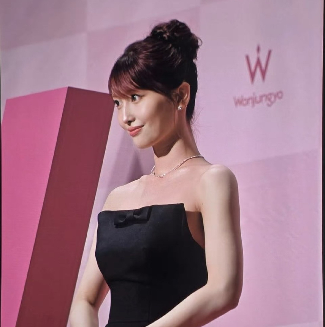 Behind-the-scenes cut of Momo (TWICE)