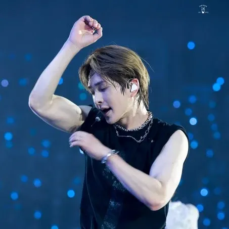 A moment captured by Onew (SHINee)'s fan