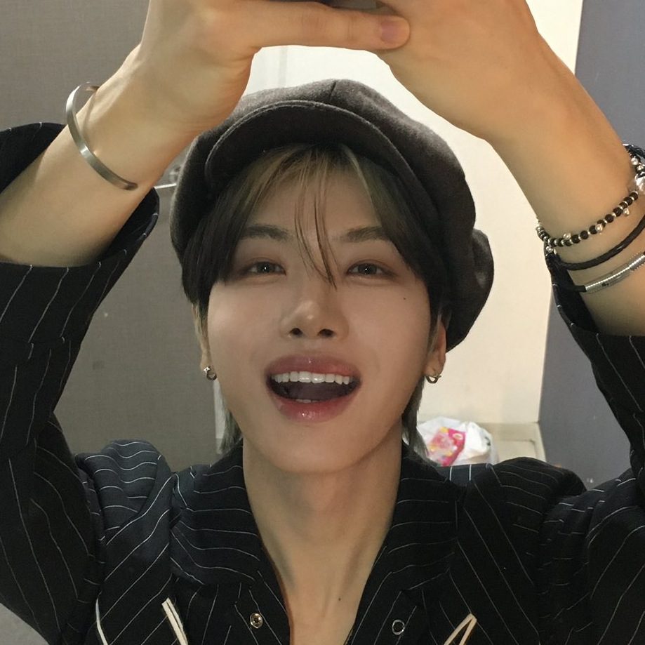 Behind-the-scenes cut of Huiwon (n.SSign)