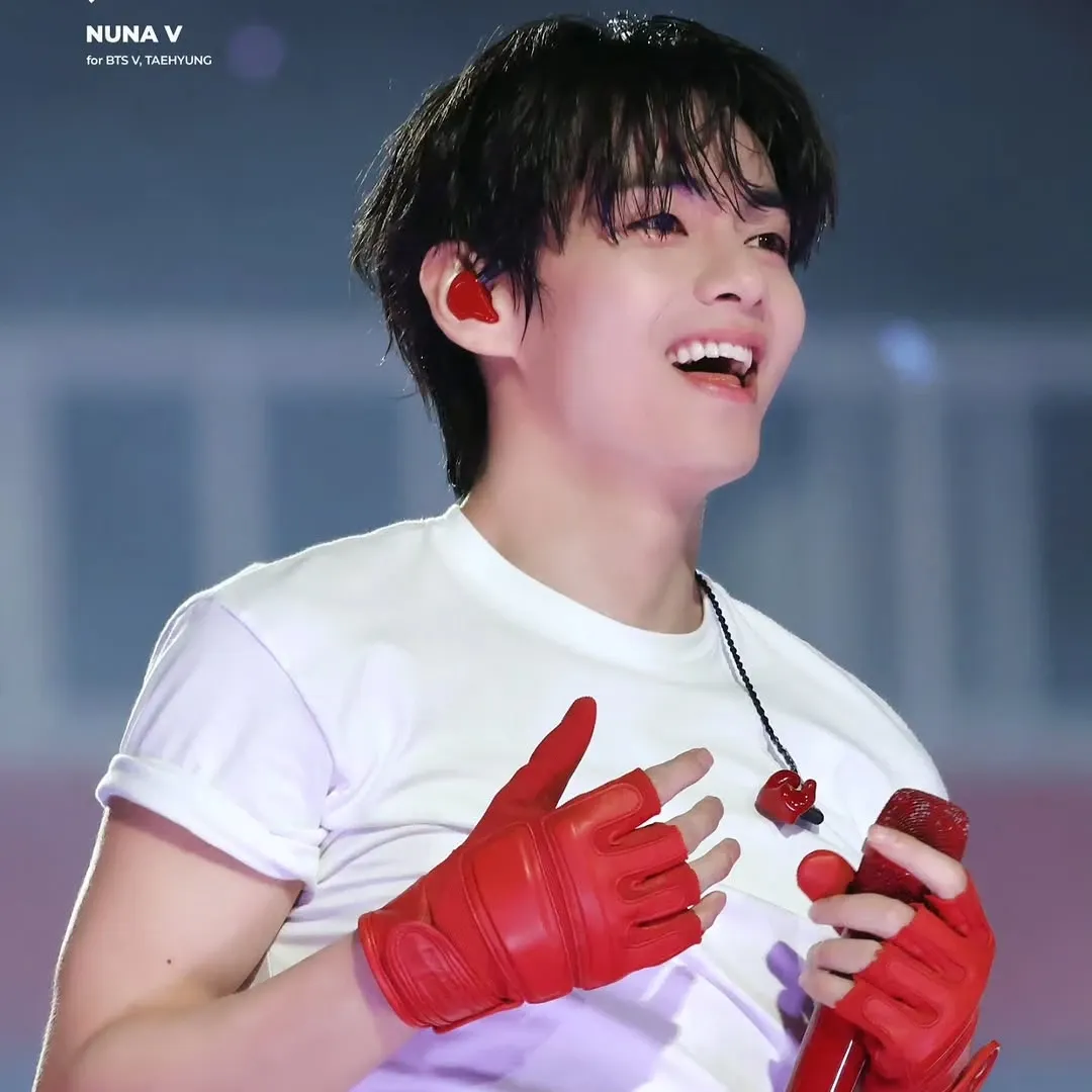 Behind-the-scenes cut of V (BTS)