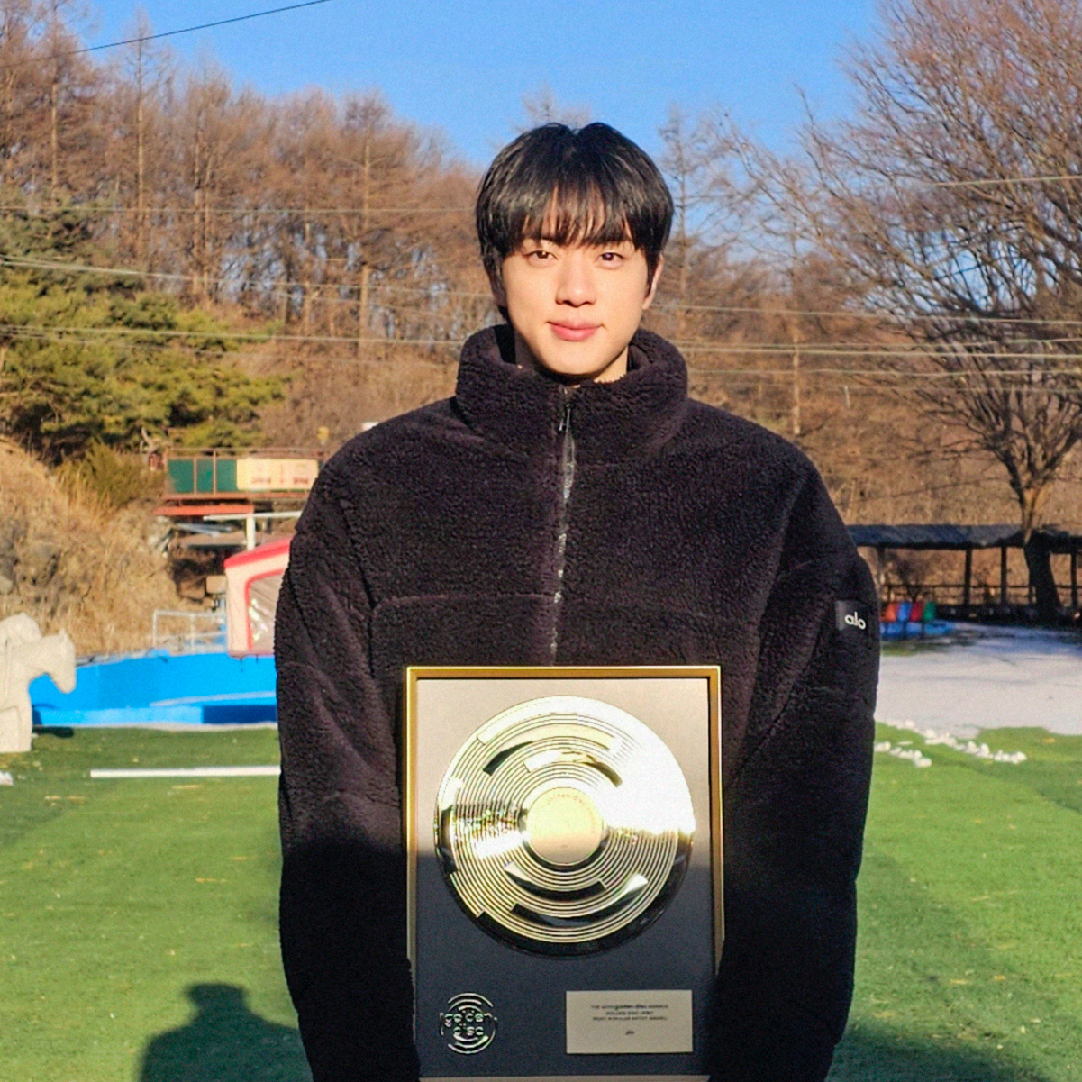 Foto aktivitas terbaru Jin (BTS)