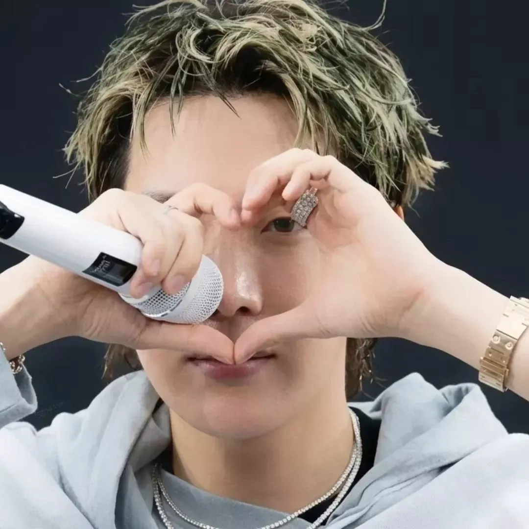 Behind-the-scenes cut of BTS