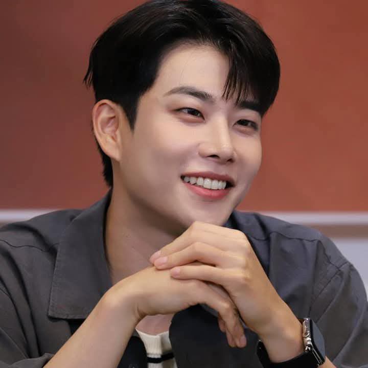 A moment captured by MJ (ASTRO)'s fan