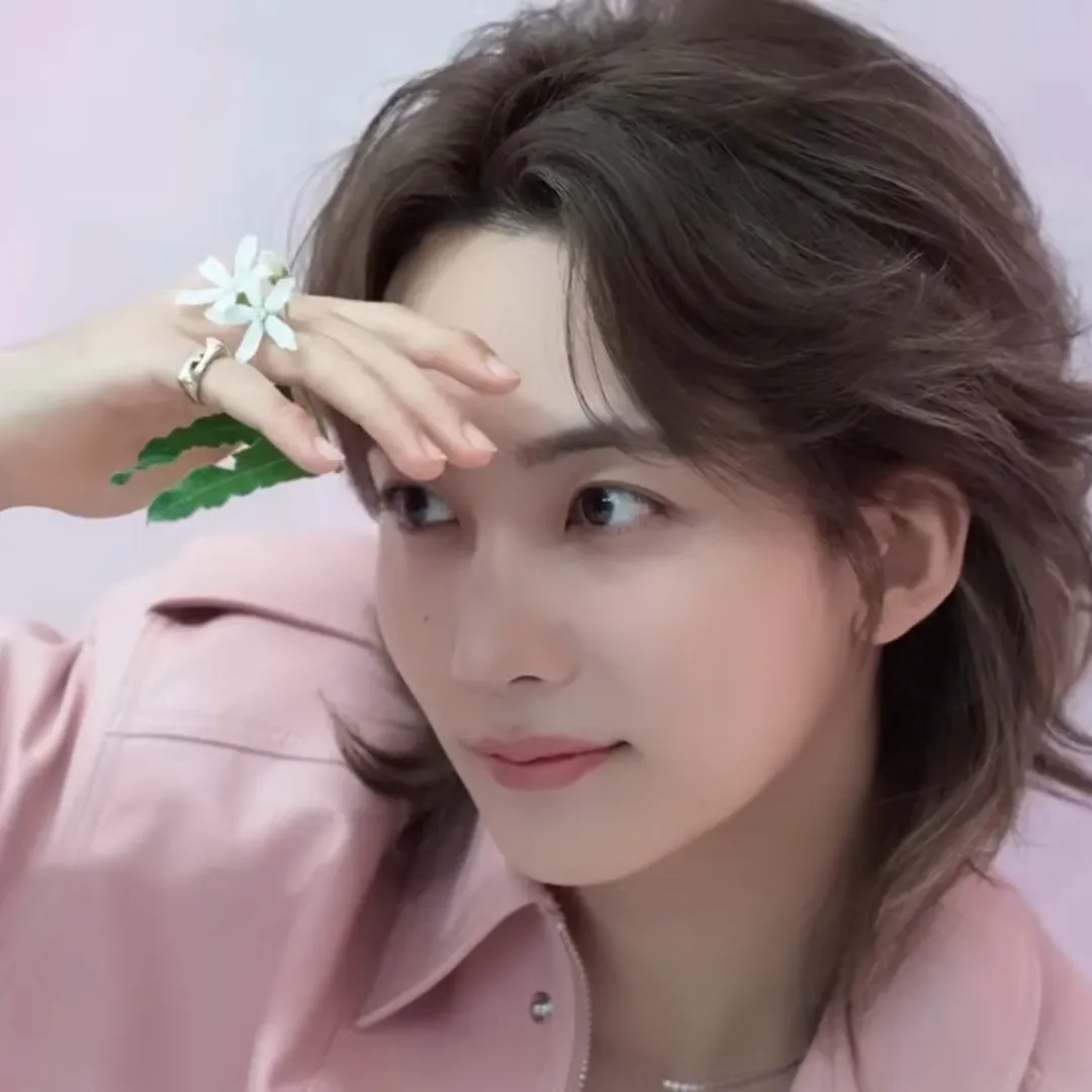 A moment captured by Jeonghan (SEVENTEEN)'s fan