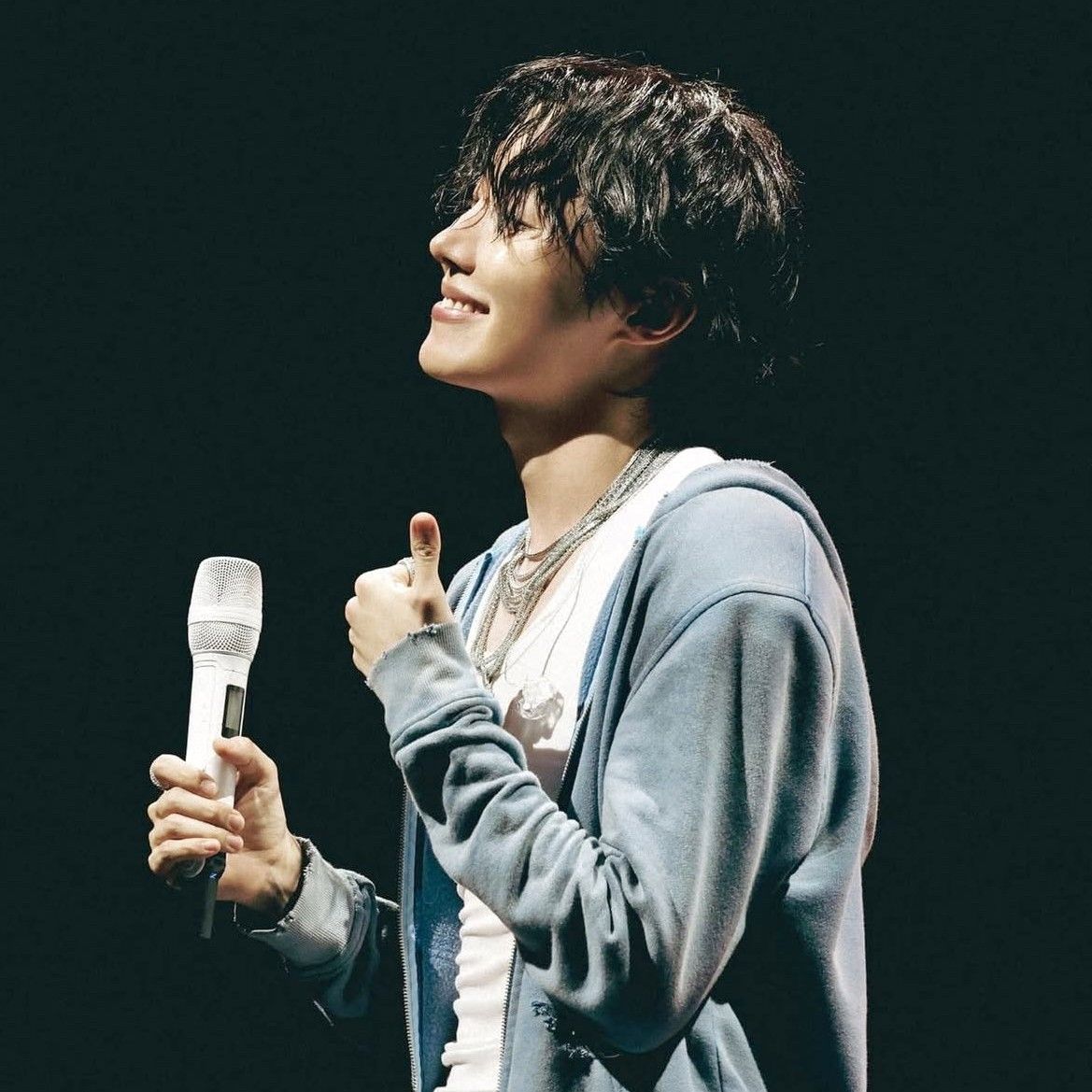 Foto terbaru j-hope (BTS)