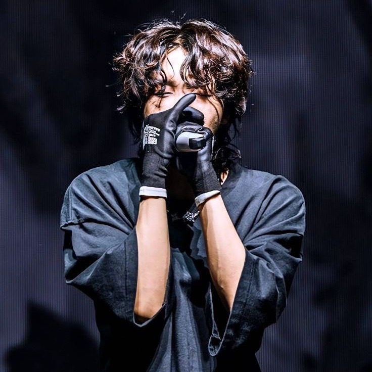 Foto aktivitas terbaru j-hope (BTS)