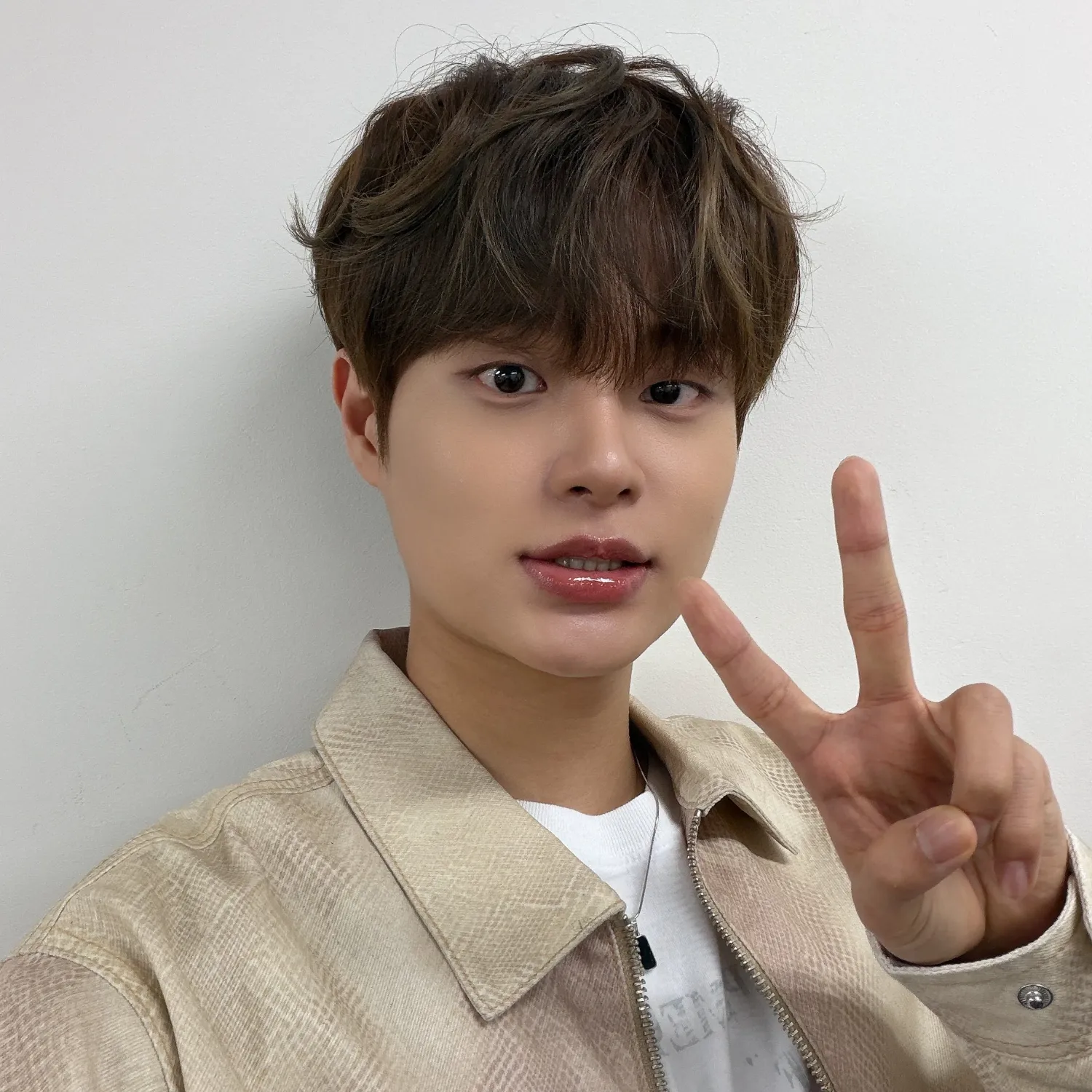 A moment captured by Lee Daehwi (AB6IX)'s fan