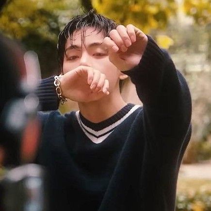 뷔 (방탄소년단) 최근 활동샷