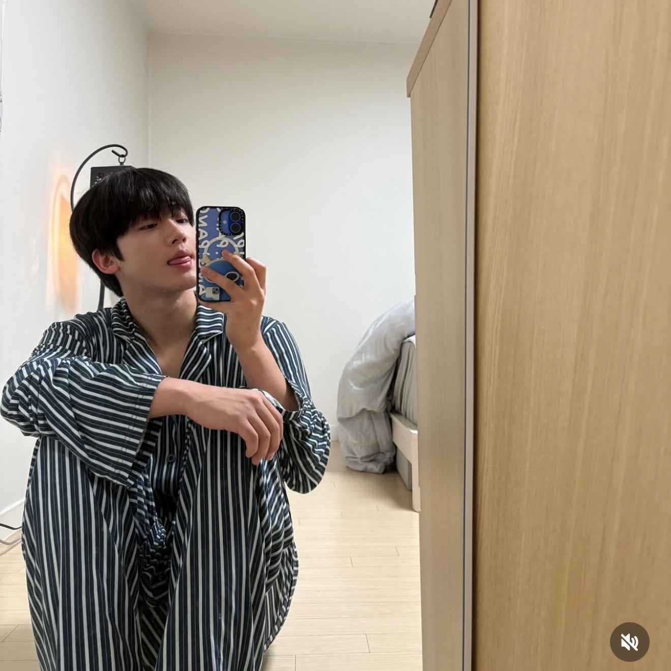 A moment captured by Kim Yohan (WEi)'s fan