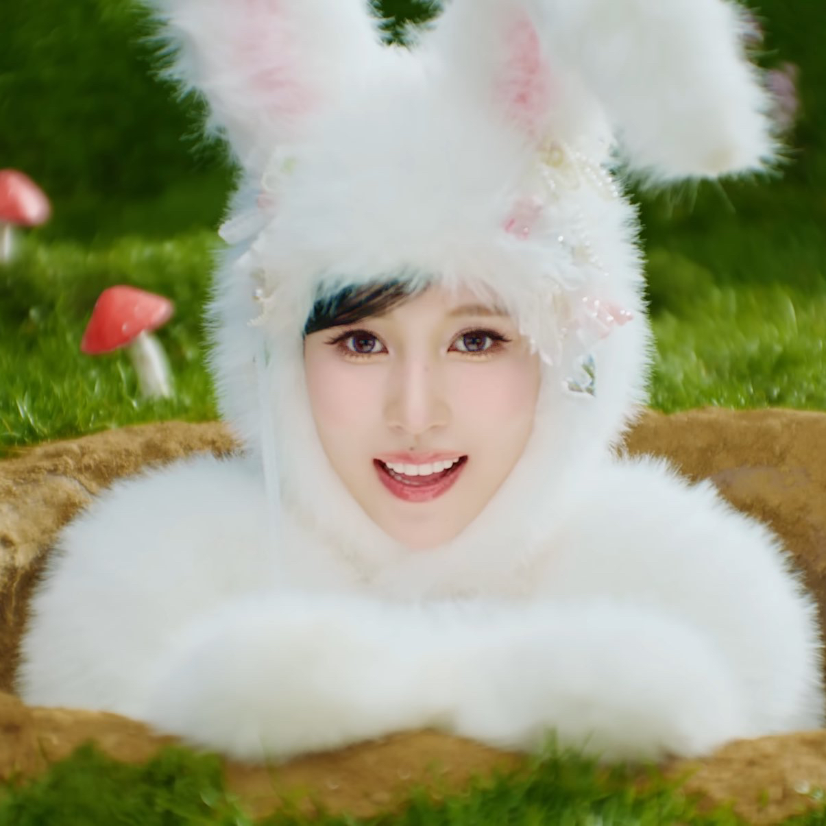 Behind-the-scenes cut of Mina (TWICE)