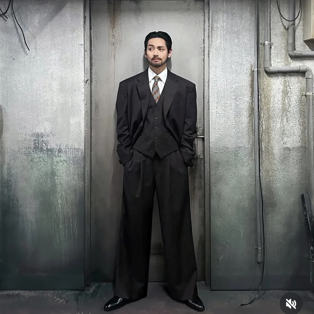 Behind-the-scenes cut of V (BTS)