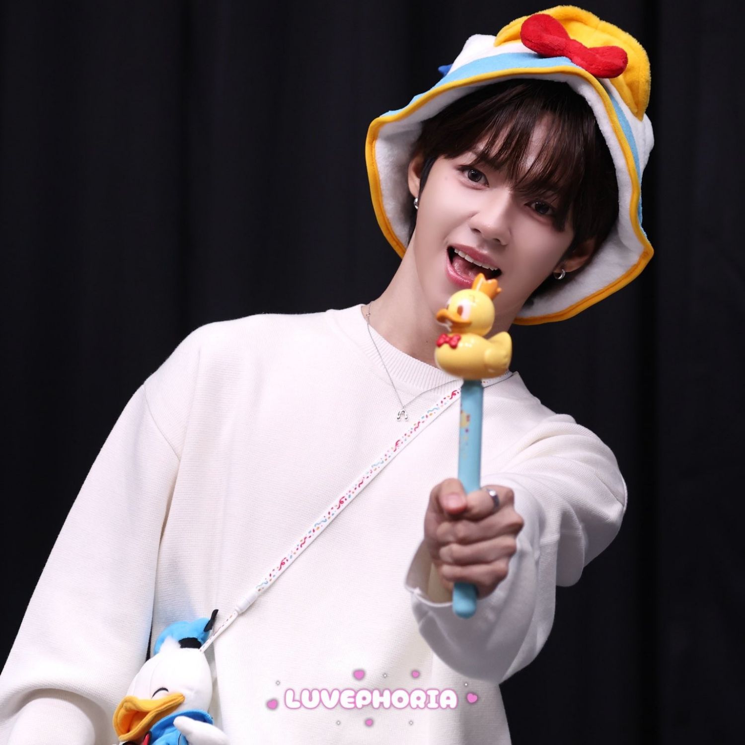 A moment captured by JL (AHOF)'s fan