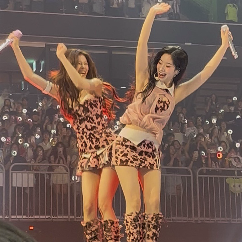 Momen yang diabadikan oleh penggemar Sana (TWICE)