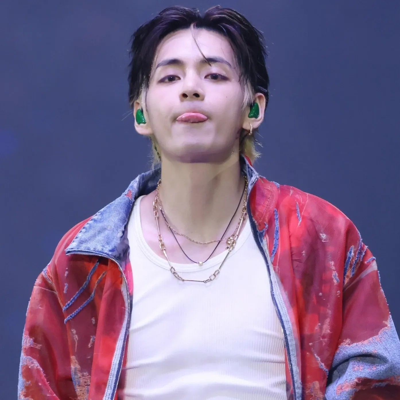 뷔 (방탄소년단)의 최신 사진